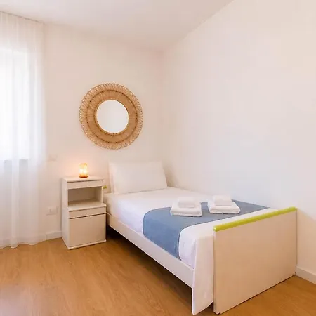 Seaview With Parking And Outdoor Courtyard Lägenhet Falconara Marittima